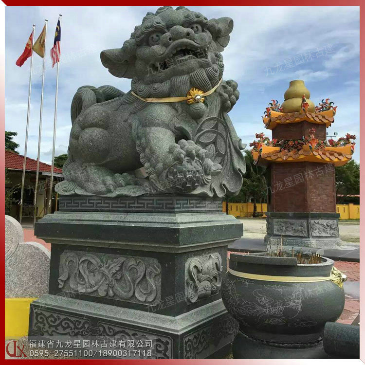 廟門(mén)口青石石獅子圖片